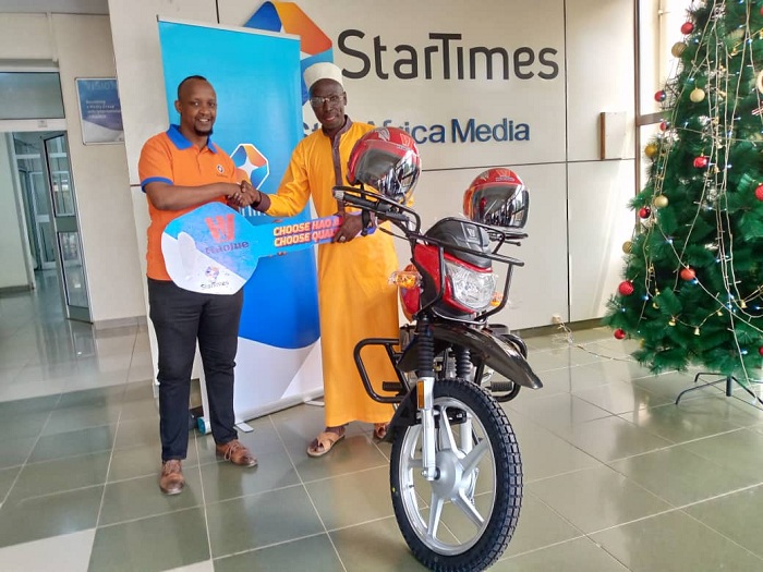 Umukozi wa Star Times ashyikiriza Nzigamasabo moto yatomboye muri Poromosiyo ya "Nezerwa na Star Times"