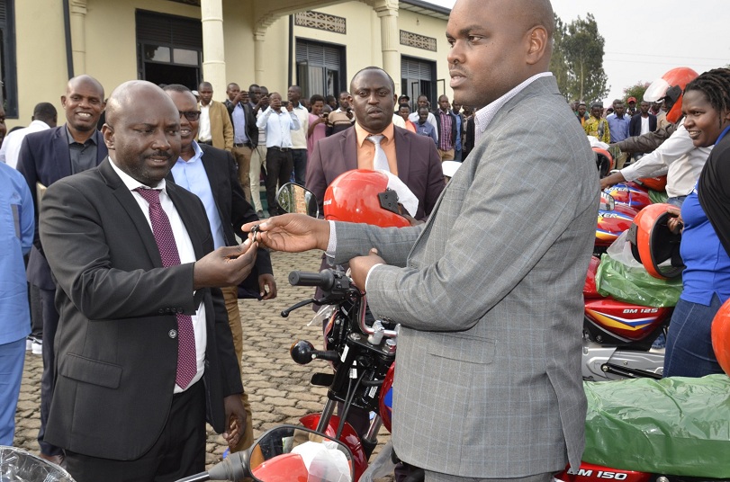 Guverineri ahereza Kontake ya moto Gitifu w'akagari