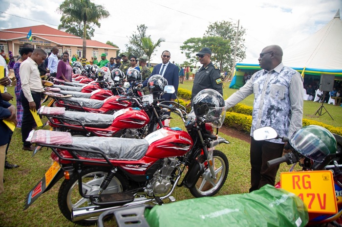 Guverineri Gasana yasabye abahawe moto kugaragaza impinduka mu kazi kabo