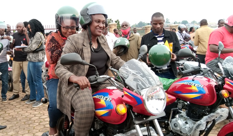 Guverineri w'Intara y'Amajyepfo, Alice Kayitesi, yafashije mu gushyikiriza moto ba gitifu 