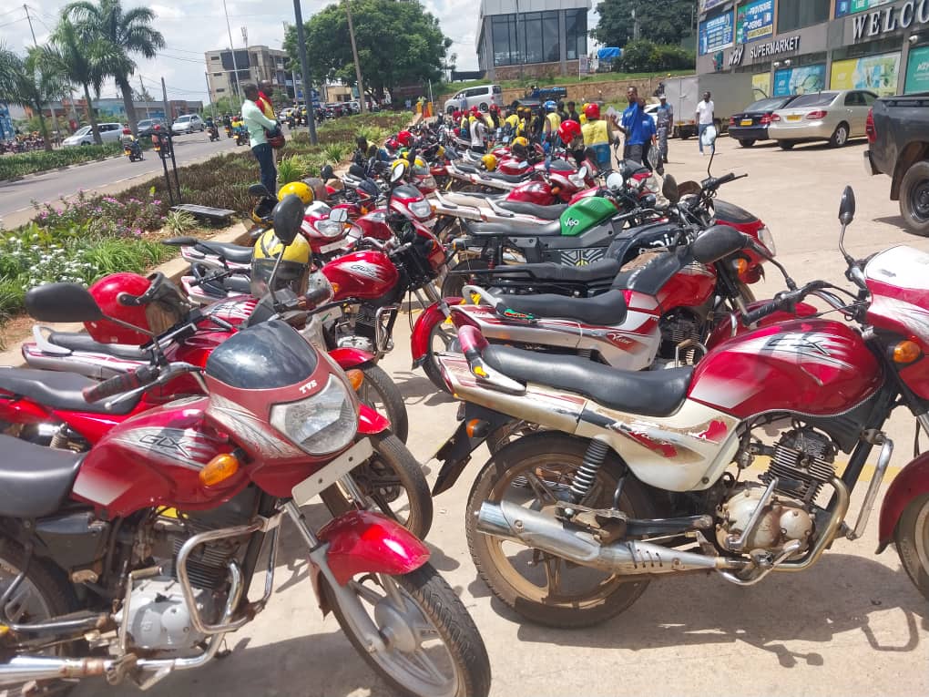 Abasanzwe bafite moto zikoresha lisansi ngo nta mpungenge bakwiye kugira kuko bazakomeza kuzikoresha, ikitazaba cyemewe ngo ni ukwandika moto nshya zikoresha lisansi