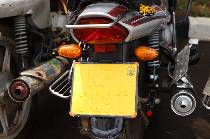 Hari abashyiraho irangi ry'umuhondo hagamijwe ko inyuguti n'imibare bitagaragara