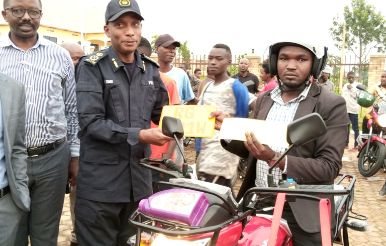 Umuyobozi wa polisi mu Ntara y'Amajyepfo na we yafashije mu gutanga izo moto 