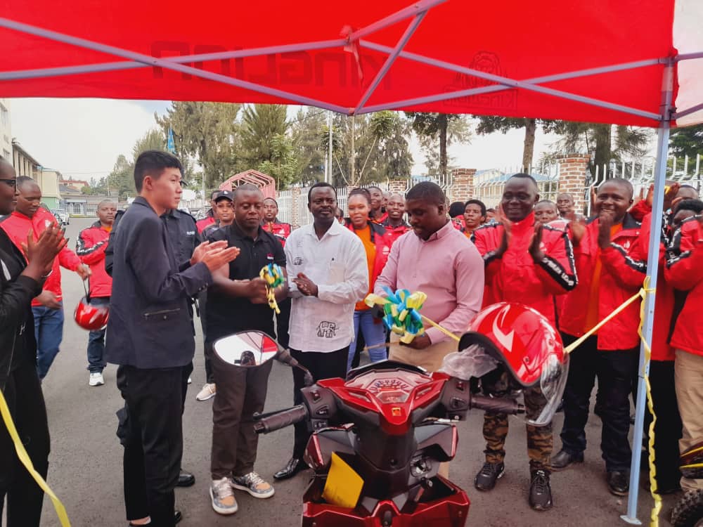 Umuyobozi w'Akarere ka Musanze, Nsengimana Claudien(wambaye ishati y'umweru) yabasabye kuzifata neza no kuzikoresha mu nyungu z'abaturage