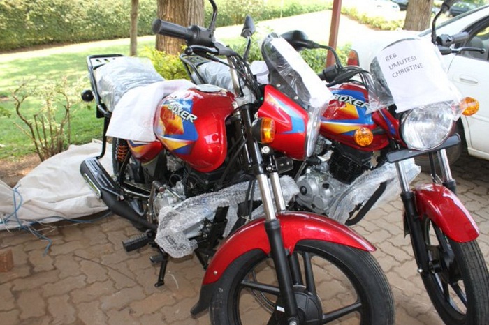 Umutesi na Sinamenye bahawe moto nshya