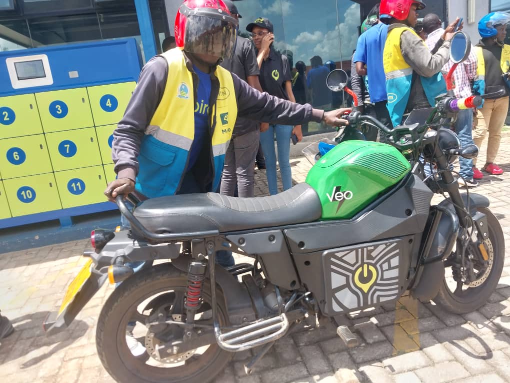 Moto zikoresha amashanyarazi zirimo kwiyongera mu Rwanda kuko zidasohora imyuka ihumanya ikirere