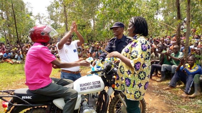 Abaturage biguriye iyi moto ngo ijye iborohereza mu bikorwa byo kunoza isuku no gucunga umutekano