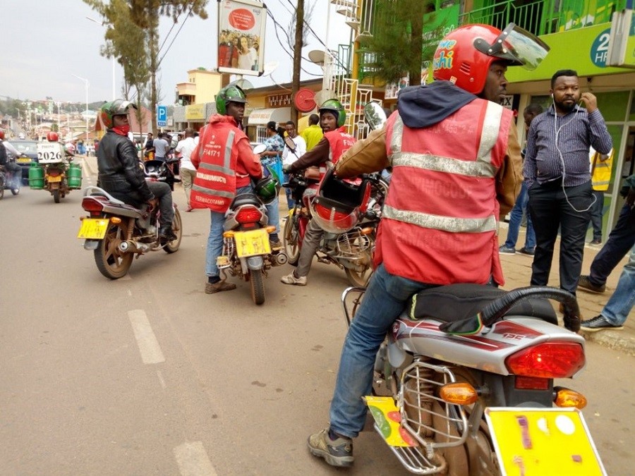 Polisi ivuga ko umumotari yemerewe gukura cyangwa gufata umugenzi aho abonye hose hadashobora kubangamira urujya n'uruza rw'umuhanda