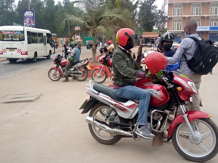 Bamwe mu bamotari ngo banze gufata kode za MoMo Pay bitewe n