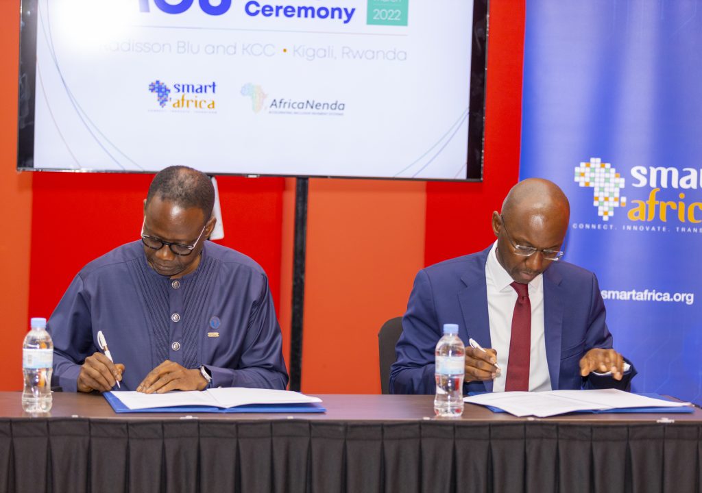 Umuyobozi mukuru wa Smart Africa Lacina Koné na Dr. Robert Ochola uyobora AfricaNenda bashyize umukono ku masezerano y