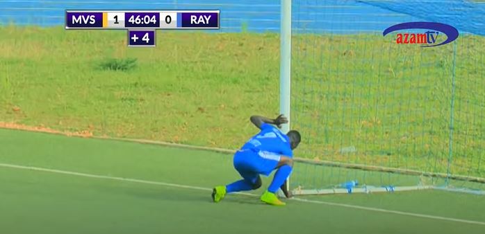 Moussa Camara ubwo yakuraga ibyitwa amarozi Mazimpaka André yari yashyize ku giti cy