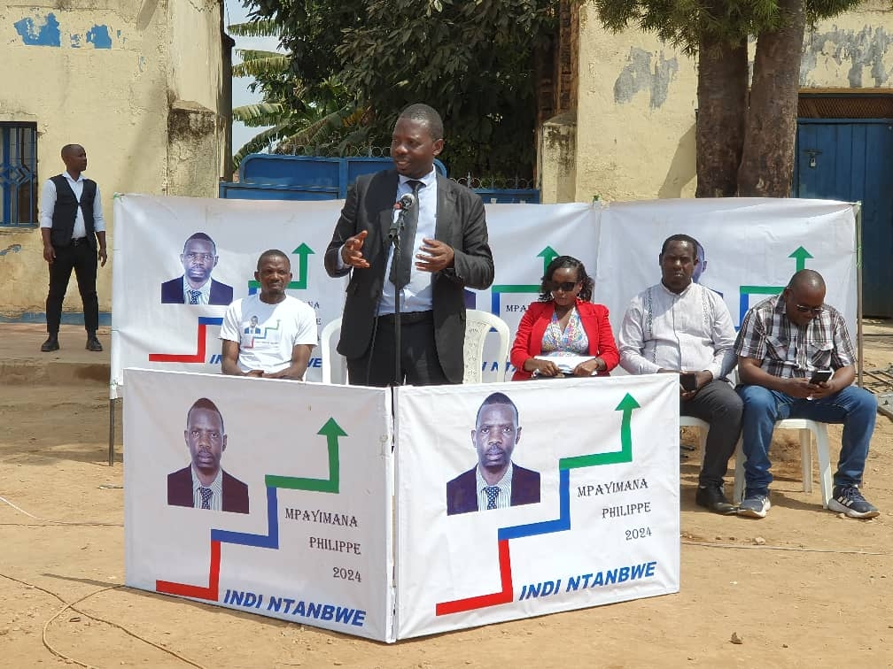 Mpayimana Philippe yasabye abaturage kugerageza amakipe mato bakayashyira mu kibuga