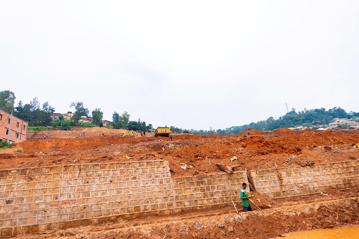 Imashini zatangiye gusiza ikibanza cy'ahaheruka kwimurwa imiryango 98