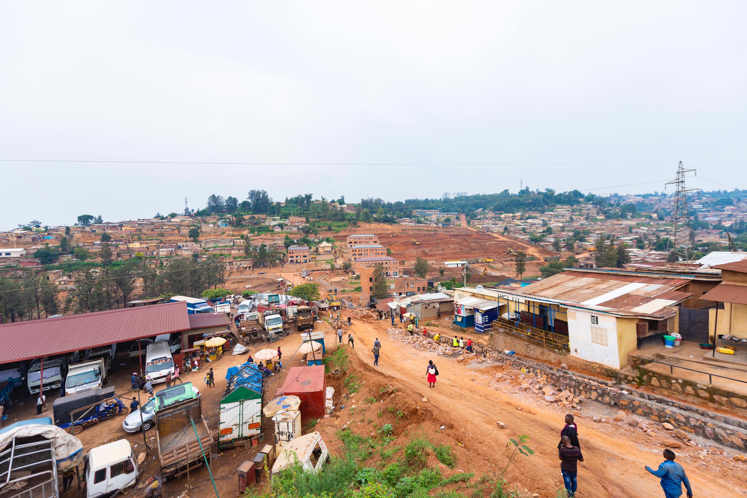 Iyo uhagaze ahitegeye ubona ko inzu zimaze kuhubakwa zatumye harushaho gusa neza