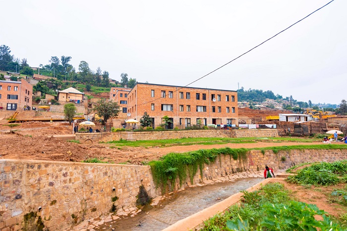 Imirimo yo kubaka inzu ijyana no gukora ruhurura zihegereye zakundaga kwangiriza abaturage mu gihe cy'imvura