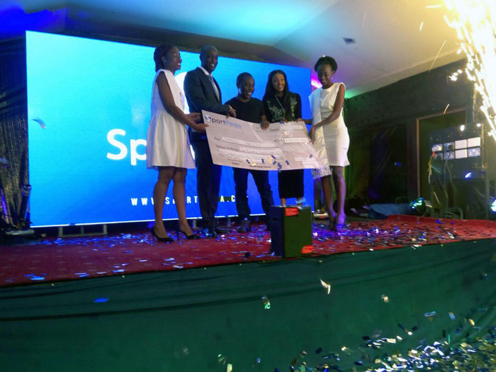 Samuel Abisai wo muri Kenya (wo hagati wambaye umupira w