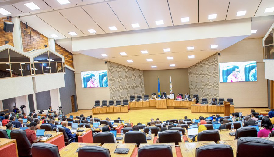 Abadepite baganira ku bibazo biri mu burezi