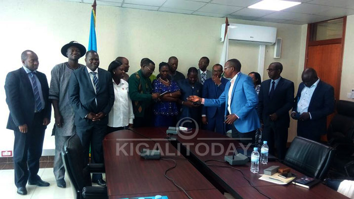 Nyuma y'uruzinduko bagiriye muri Minaloc bafashe ifoto y'urwibutso