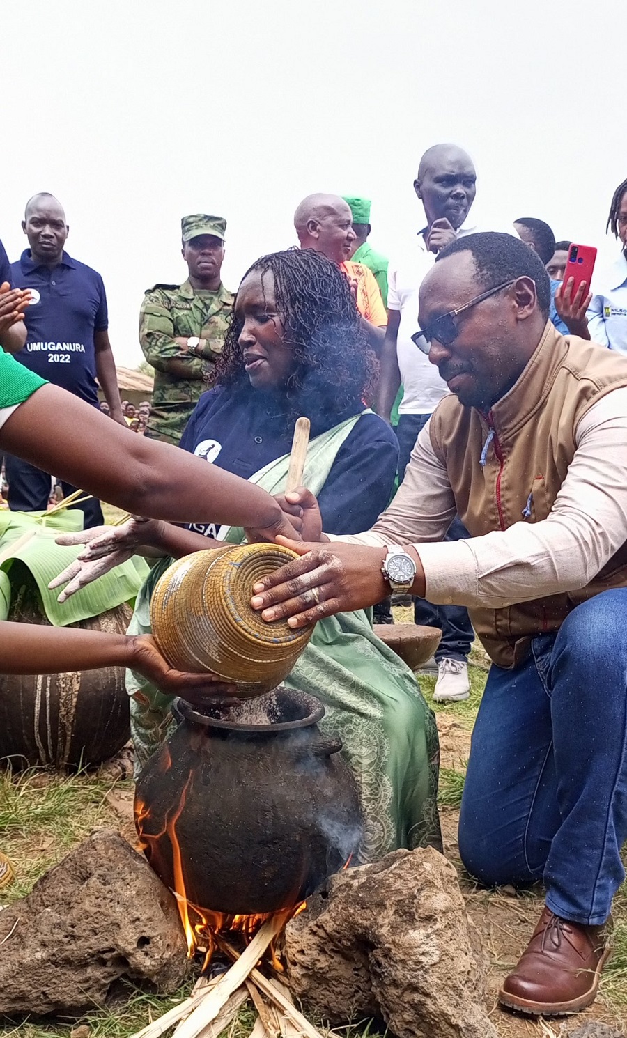 Umuyobozi wungirije ushinzwe Iterambere ry'Ubukungu mu Karere ka Musanze, Andrew Rucyahana Mpuhwe, yagaragaye afatanya n'abaturage mu guteka umutsima w'amasaka