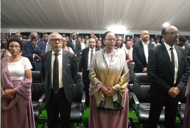 Bamwe mu bana ba Mpyisi hamwe n'abakazana mu gitaramo cyo kumusezeraho cyabaye ku wa Gatandatu