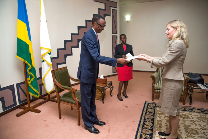 Mrs. Erica Jean Barks Ruggles, Ambasaderi wa USA, ashyikiriza Perezida Kagame impapuro zimwemerera guhagararira igihugu cye mu Rwanda.