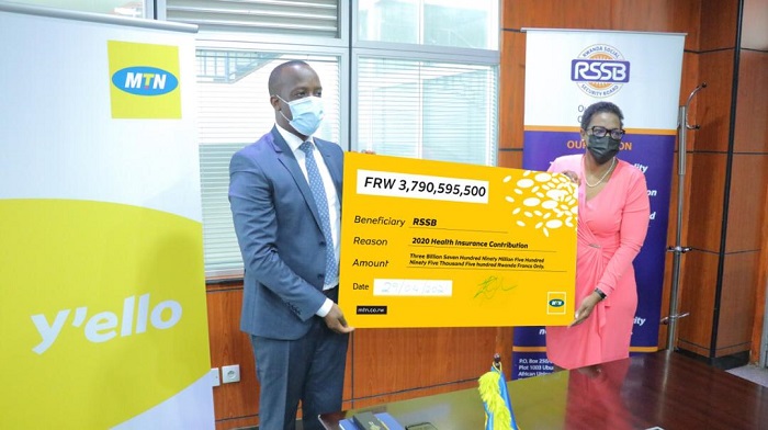 Yolanda Cuba ashyikiriza RSSB sheki y