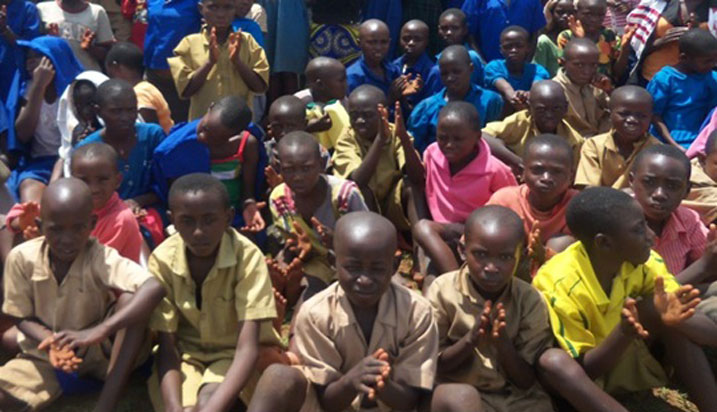 Mu bo Compassion ifasha harimo abanyeshuri irihira bakanahabwa ibikoresho bitandukanye.