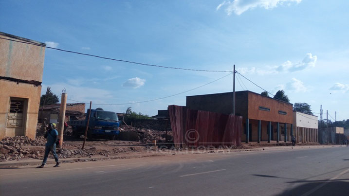 Mu Cyarabu inzu zimwe zatangiye gusenywa