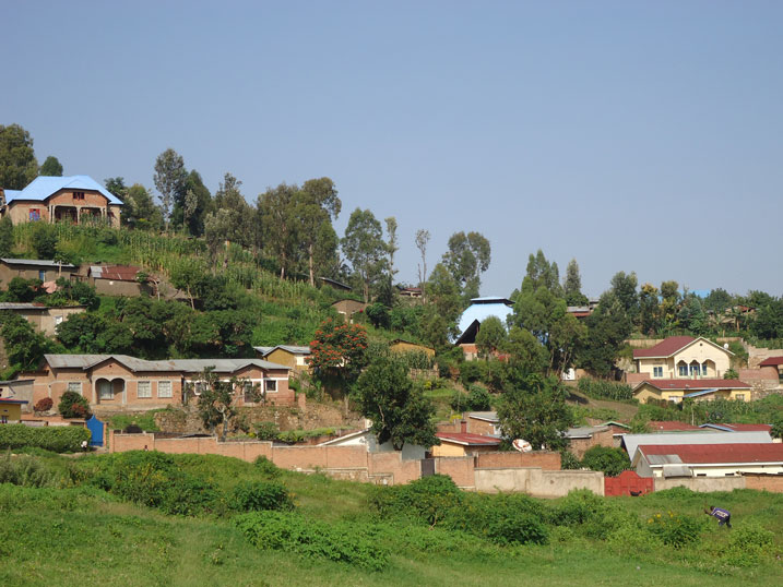 Mu gihe Kibuye mu myaka nk'ine ishize yasaga n'aho ari akadomo irimo kwaguka kuburyo bwihuse. Aha ni haruguru y'ahitwa mu Cyumbati ku bazi Umujyi wa Kibuye.