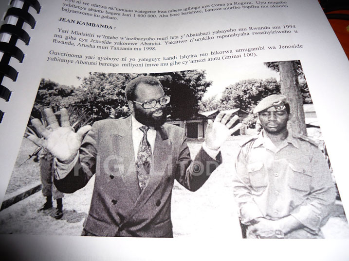 Mu gitabo cye usangamo n'amafoto ya bamwe mu banyapolitiki bariho mu gihe cya Jenoside n'uruhare bayigizemo.
