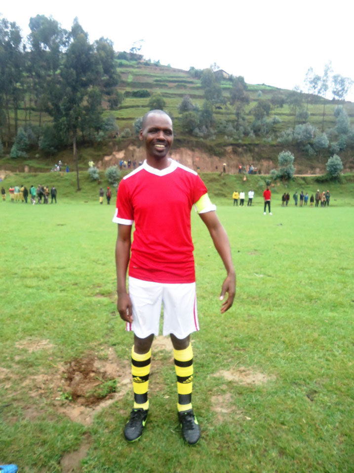 Mu ikipe akinamo niwe kapiteni.