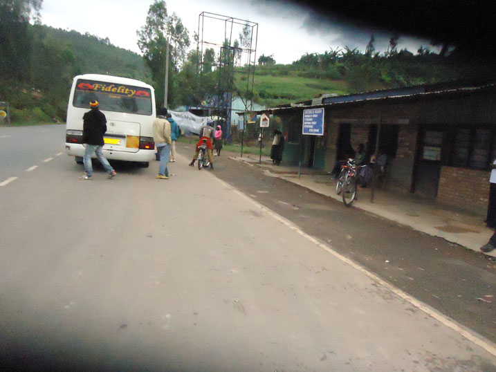 Mu isantere ya Mukoto imodoka zihagarara mu muhanda.