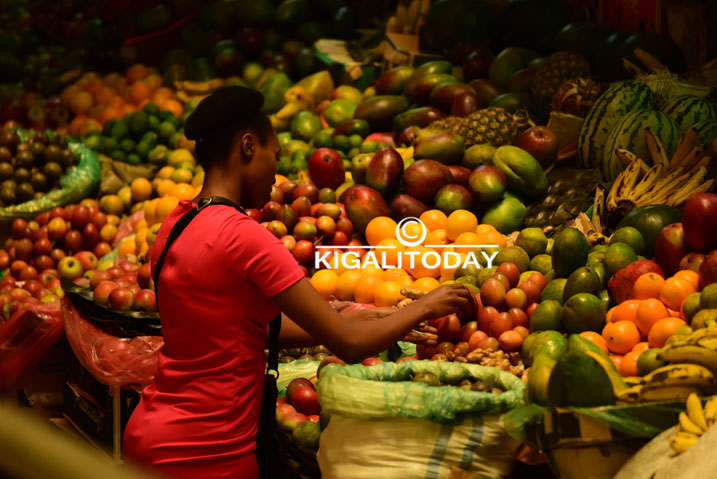 Mu isoko naho ibicuruzwa biba ari munage ku bafite ayabo.