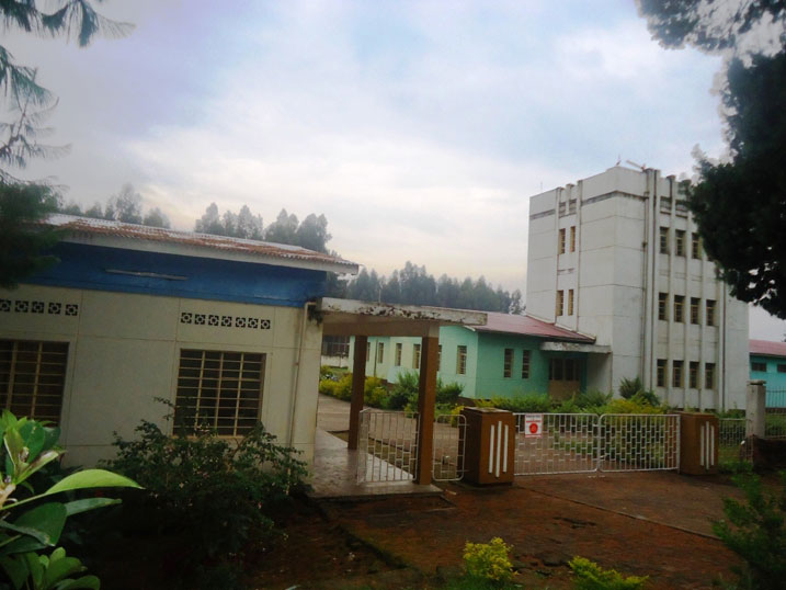 Mu karere ka Nyabihu uhasanga amwe mu mazu y'ama etage iyi ni iyakorerwagamo n'uruganda rwa Maiserie Mukamira ubu rutagikora.