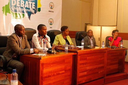 Umuyobozi wungirije wa RGB, Fatuma Ndangiza (hagati), hamwe n