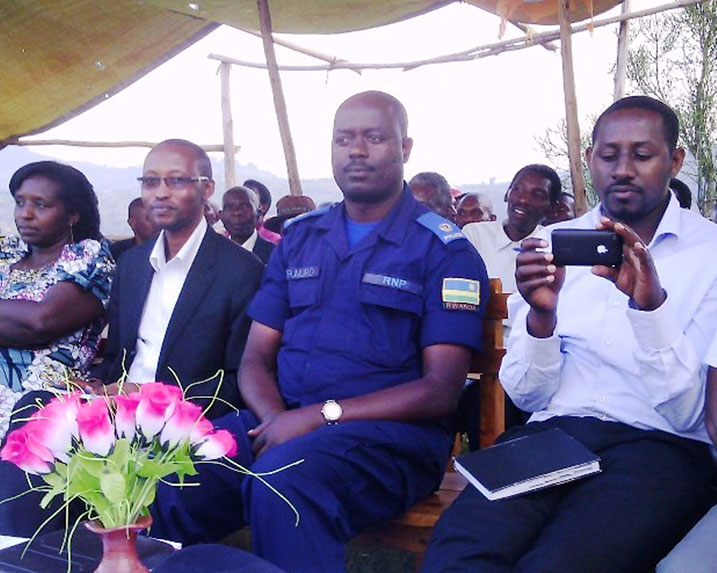 Mu kiganiro n'abanyamakuru, Umuyobozi wa Polisi mu Karere ka Muhanga SP Mpumuro (hagati) yavuze ko nta makuru y'aho izi mbwa zavuye aramenyekana. 