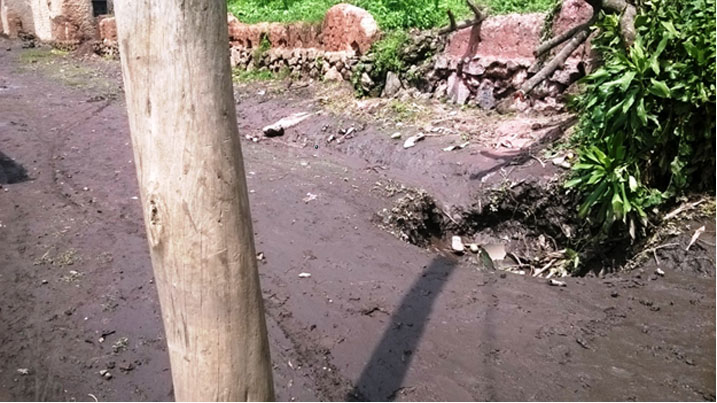 Mu mihanda y'imidugudu hacukuwe ibyobo bifata amazi. Aha n'ahitwa Majengo.