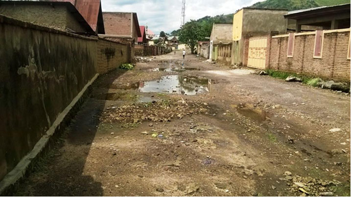 Mu mihanda y'imidugudu hasibwe ibinogo birekamo amazi mu mihanda. 