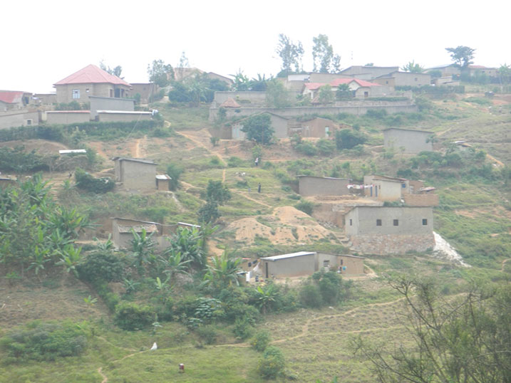 Mu Mudugudu wa Kibaya, Akagari ka Ruyenzi hari aho bubaka mu kajagari.