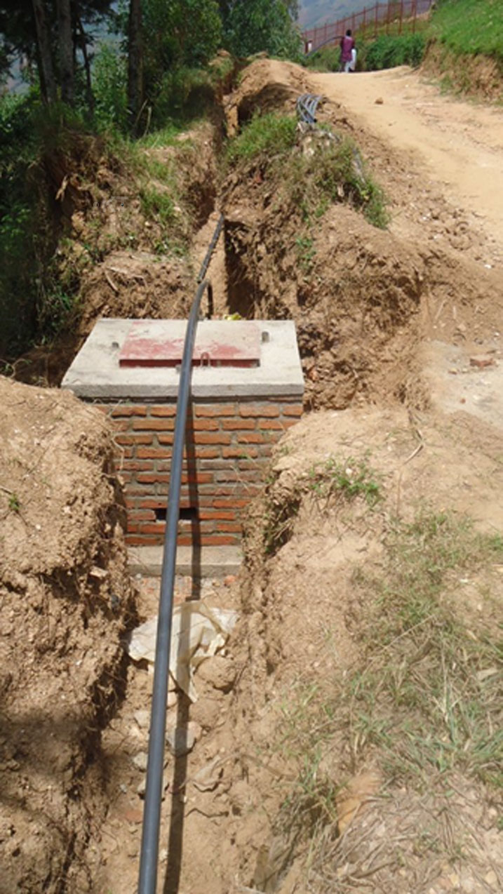 Mu muganda usoza ukwezi kwa Nzeri 2015 hakozwe umuganda wo kubaka inzira z'amazi.