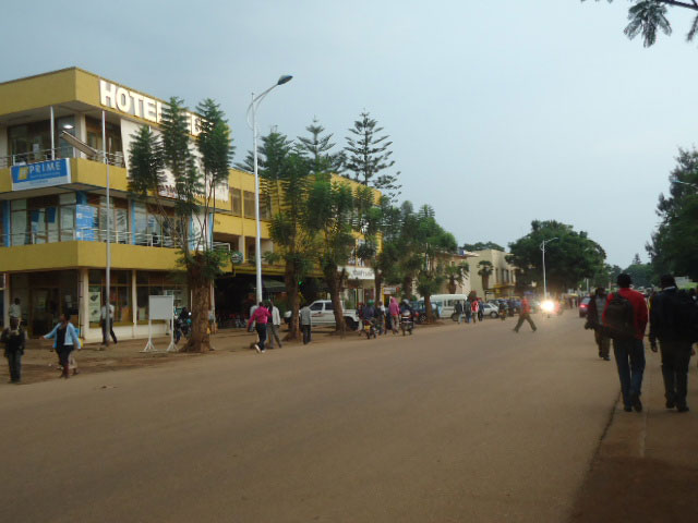 Inyubako nshya ya hotel Ibis yaruzuye.