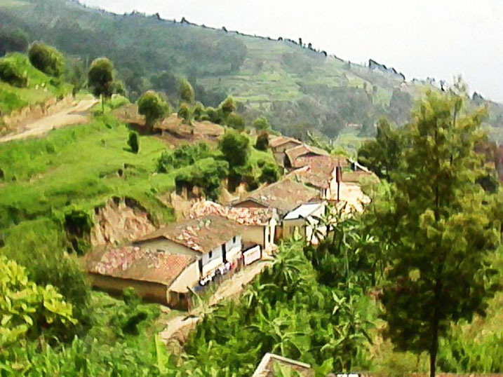 Muri aka karere kagizwe n'imisozi miremire, kubaka biragora kuko bisaba kubanza gusiza.