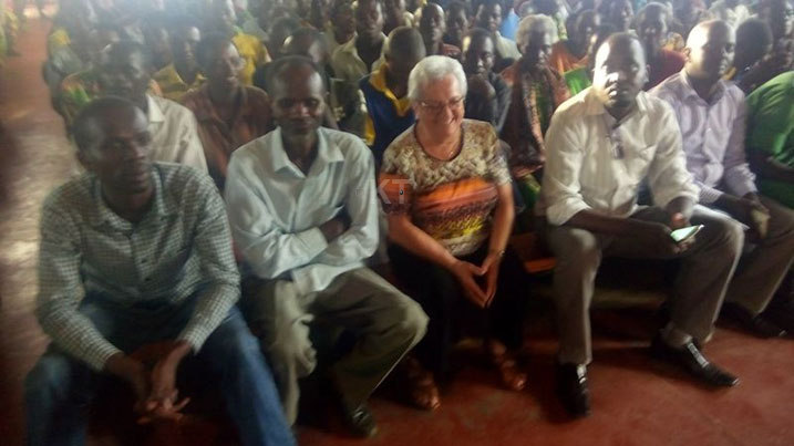 Nyiranuma, mu nama n'abaturage yasobanuye ko nta mafaranga VUP yahaye PDK.