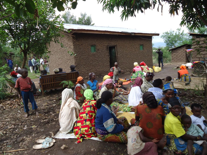 Mu rugo kwa Sibomana abaturanyi bari baguye mu kantu.