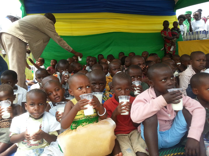 Mu rwego rwo kurwanya imirire mibi abatishoboye bahawe inka muri gahuda ya girinka ngo abana babo banywe amata.