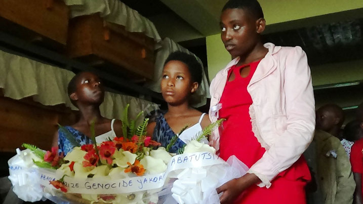 Mu rwibutso abana basobanurirwa bakanirebera uko ibimenyetso bihari bigaragaza uko Jenoside yakozwe. 