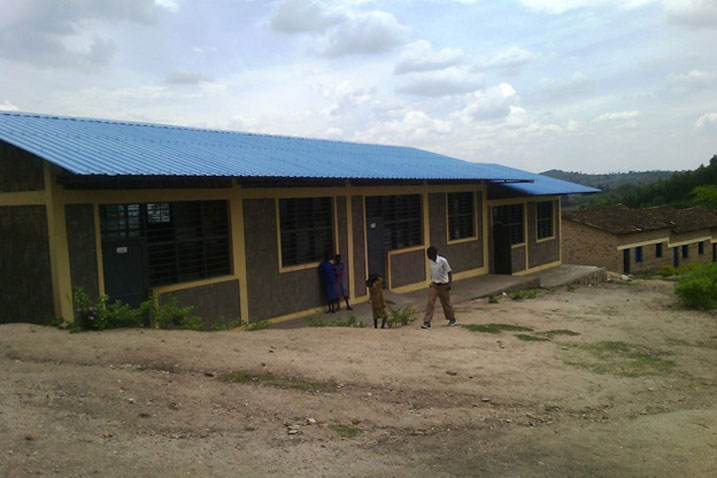 Muri GS Rwanamiza bagura amazi yo gutegurira abanyeshuri amafunguro.