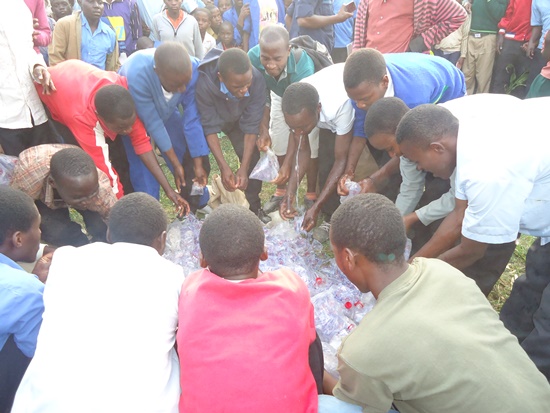 Igikorwa cyari cyahariwe abanyeshuri mu rwego rwo kugaragaza uruhare rwabo mu kurwanya ibiyobyabwenge.