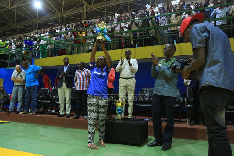 Mu bakobwa Ubumwe nayo yashyikirijwe igikombe yatsindiye 