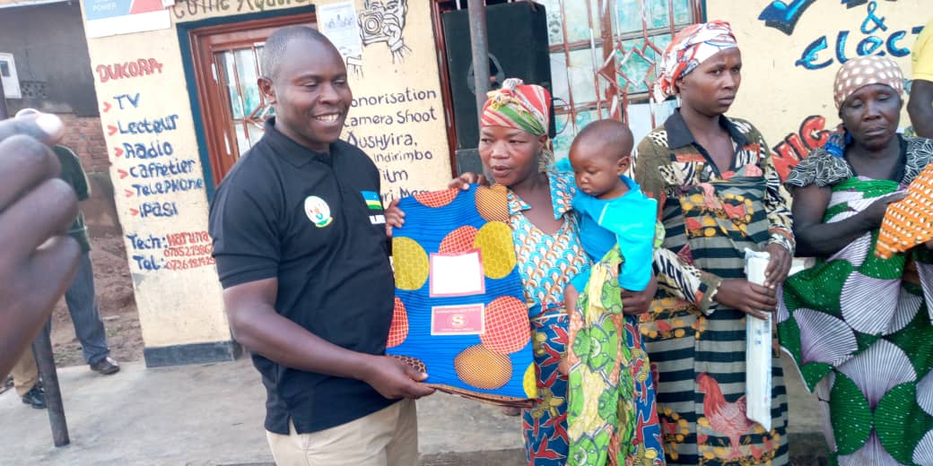 Mu byo babaha babaremera harimo n'imyambaro